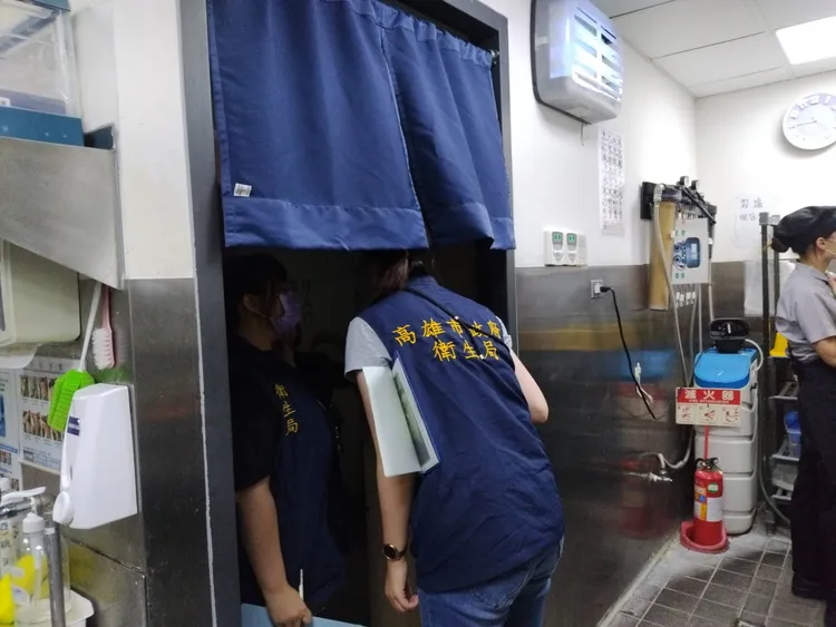 衛生局18日到餐廳稽查，發現諸多缺失。衛生局提供