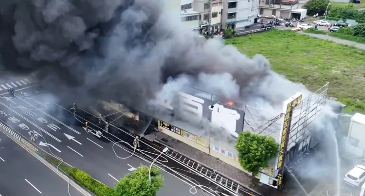 現場濃煙密佈，還不時出現爆炸聲，相當駭人。民眾提供