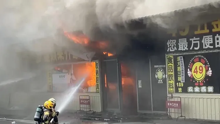 南市消防局出動28車73人到場灌救。民眾提供