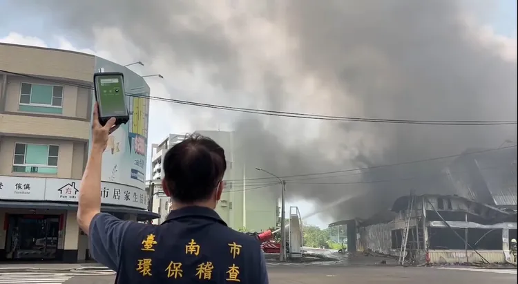 南市環保局人員到場監控空氣品質。民眾提供
