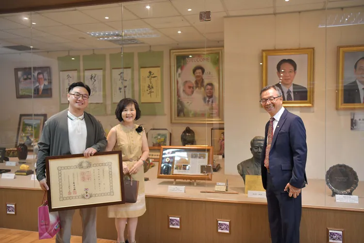 丁澈士名譽教授(右)與夫人沈麗滿女士及二公子丁國庭里長共同於校史館合影。屏科大提供