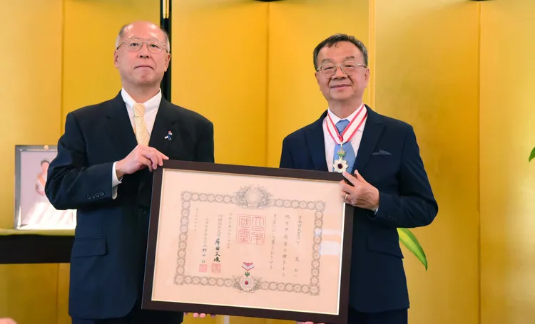 日本台灣交流協會高雄事務所奧正史所長(左)代表日本官方頒發旭日中綬章予屏科大丁澈士。屏科大提供