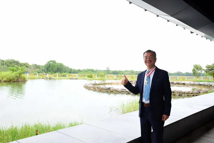 丁澈士名譽教授於大潮州人工湖畔接受旭日中綬章。屏科大提供