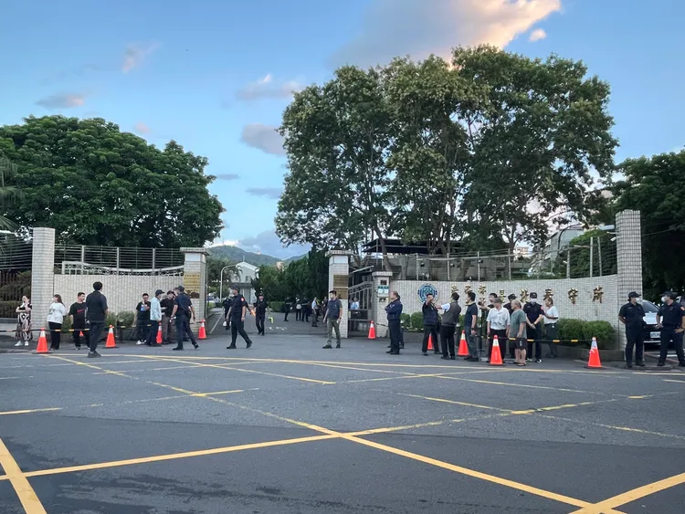 今天下午6時起，土城看守所前立德路部分路段（青雲路至永豐路間）進行管制，請用路人提前改道行駛，避免耽誤行車時間。翻攝畫面