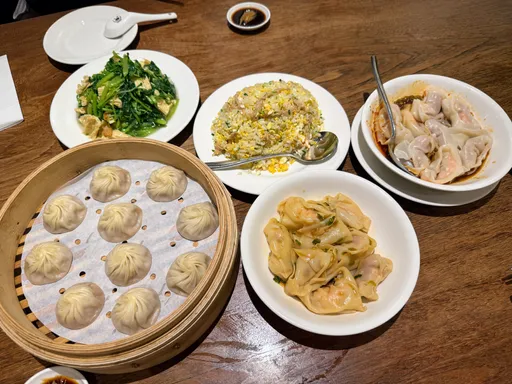 正妹吃鼎泰豐衣服被噴到　店員立刻拿出「去漬神物」讓她感動大讚