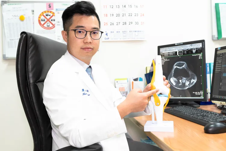 陳冠豪醫師說，林先生接受了關節鏡清創及一次性自體軟骨移植。手術後兩天內就能下床行走，2至3周後恢復正常。陳冠豪醫師