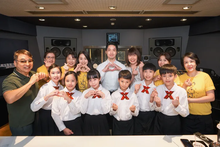 蔣萬安為教師節公益單曲《2024謝謝老師》，首次獻聲展現磁性嗓音。關懷台灣文教基金會提供