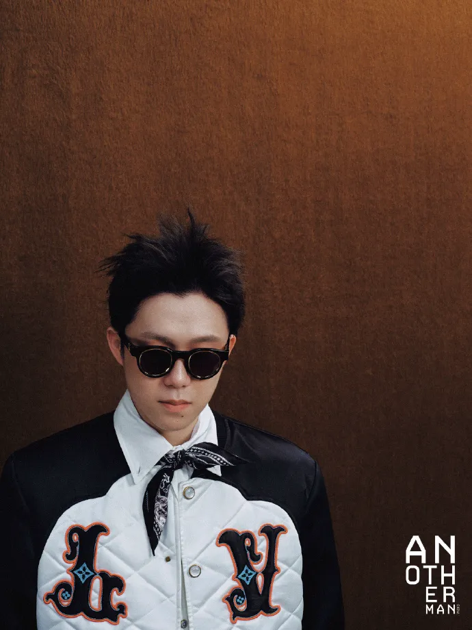 王楚欽一連換穿８套LV。翻攝《Another Man》中文版微博