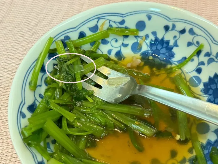 高嘉瑜捏碎玻璃杯後，沒有注意到旁邊空心菜，最後晚餐吃到玻璃碎片。翻攝自高嘉瑜臉書