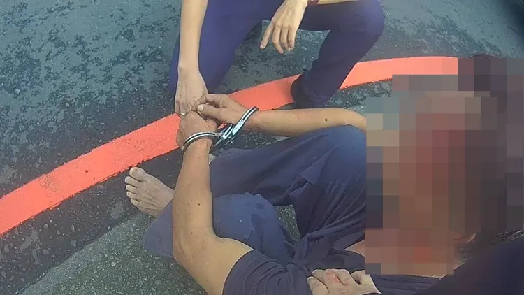 警員破窗拉下張男。桃園警分局提供