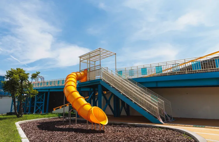 觀景台樓梯變身溜滑梯。北市工務局提供
