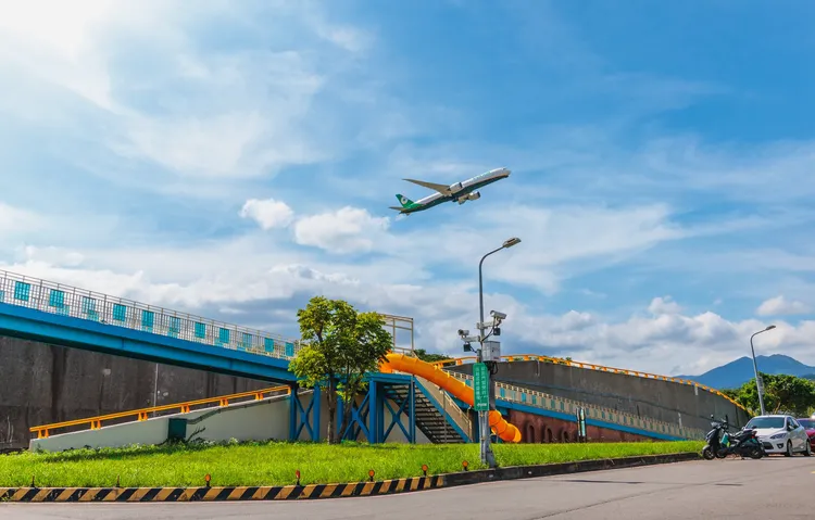 位於松山機場附近，全新視角欣賞飛機。北市工務局提供
