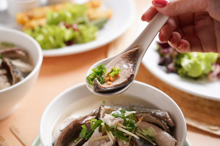 台南遠東香格里拉「台南美食之旅：三天兩夜奢華旅程」住房專案，針對以美食為旅遊目地的賓客，獻上當地知名蝦捲及虱目魚湯，直送客房享用。業者提供