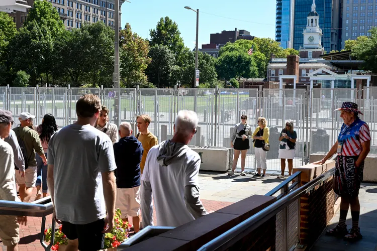 警方已經在辯論會場外，圍起安全柵欄。美聯社