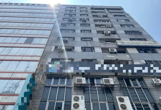 高雄鬧區驚傳墜樓!27歲女住戶自頂樓墜落 警調查釐清原因