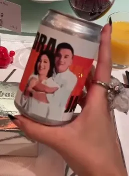 新郎做印有新人照片的易可罐送親友做紀念。翻攝Sandra IG