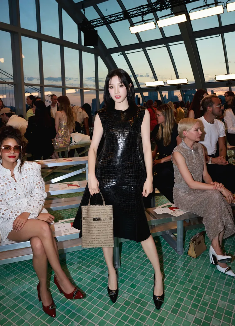 宋雨琦穿著鱷魚皮上衣、半身裙，造型相當有個性。品牌提供