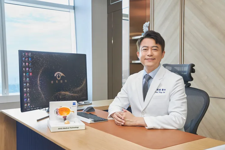 遠見眼科總院長張聰麒醫師表示，相較於傳統雷射手術，現今，傷口小、恢復快且更安全的微創雷射術式已成為市場上的主流。(圖/遠見眼科提供)