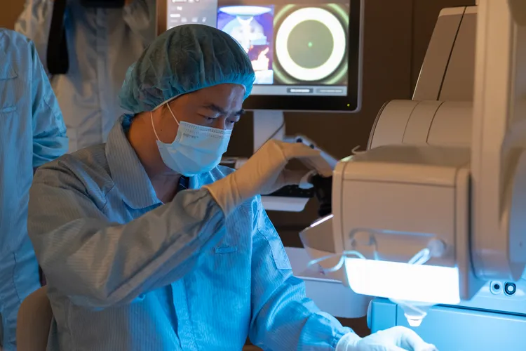 遠見眼科張聰麒醫師分享，相較於傳統近視雷射手術，SMILE Pro 2.0加入「測量數據自動串聯手術平台」新功能以減少人為誤差，全面提升了手術的精準度，也強化了醫師的手術效率。(圖/遠見眼科提供)