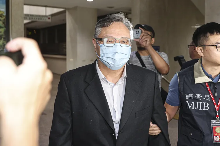 台北地檢署偵辦超思進口雞蛋案，時任中央畜產會執行長、現任農業部動保司副司長陳中興（中）訊後請回。中央社