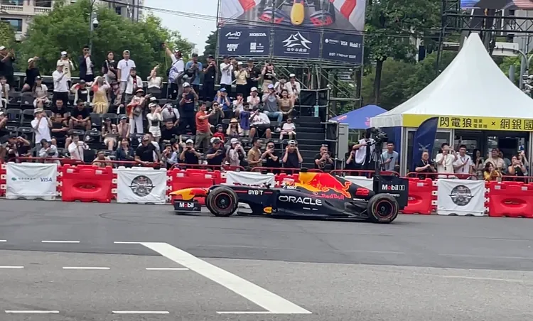 角田駕駛的冠軍車RB8擁有830匹馬力、僅重640公斤，大秀直線飆速、急煞車過髮夾彎與甩尾過彎。林浩昇攝