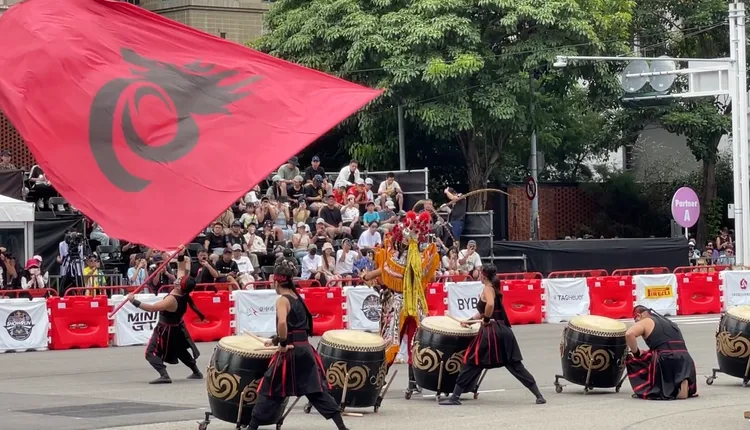 Red Bull Showrun在九天民俗技藝團的鼓聲帶領下展開。林浩昇攝
