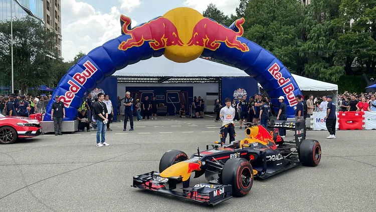 車手角田裕毅表示，每天訓練除了喝紅牛之外，為了城市間不同賽道的狀況，也需要做許多頸部訓練。林浩昇攝