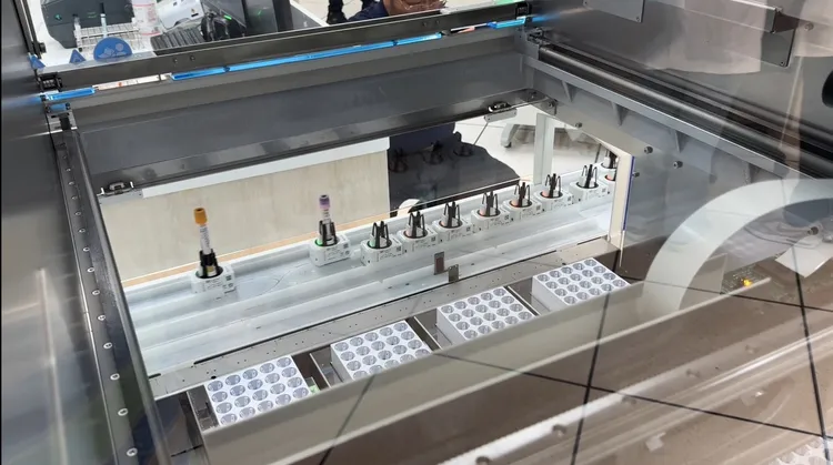 檢體採用自動化軌道運送，拔蓋也以機械手臂取代，提昇效率、降低人員感染風險。莊曜聰攝