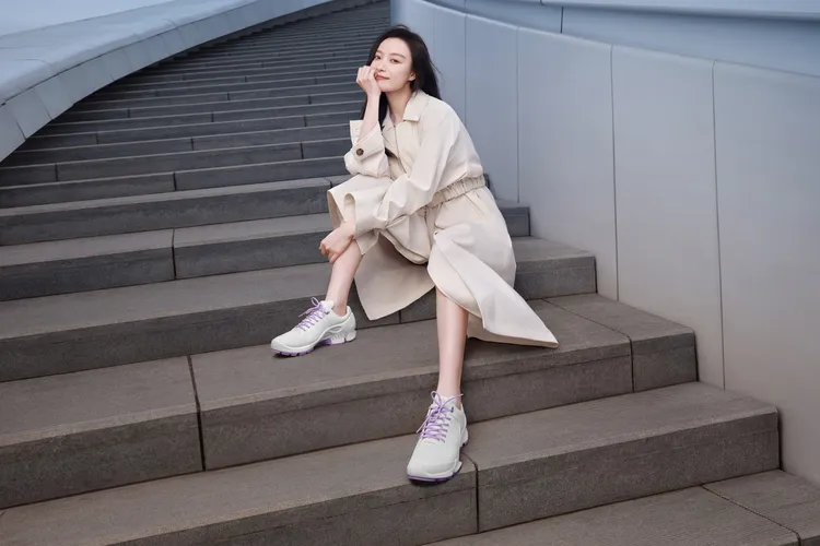 倪妮完美詮釋「鬆弛感」穿搭。品牌提供