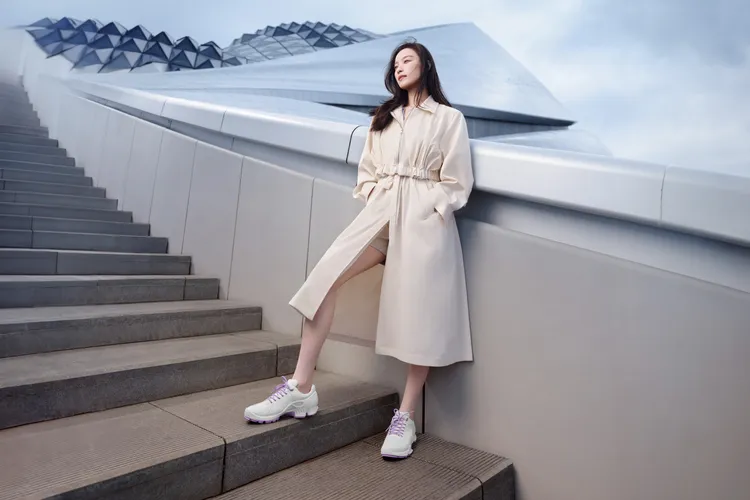 倪妮以米色長版大衣搭配「BIOM C 健步C」薰衣草紫新色。品牌提供