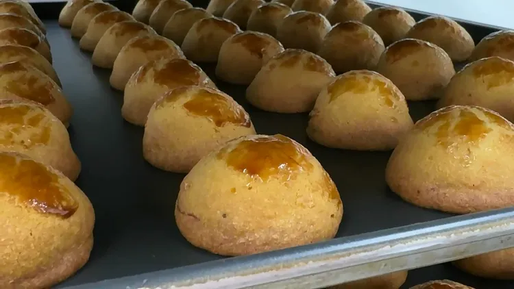 台南烘焙名店「小丞事」在中秋節前被某團購主棄單1100盒蛋黃酥，對方卻對外聲稱是「小丞事」認為數量不足取消訂單，氣得業者喊告。民眾提供