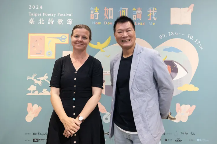 駐市詩人勞淑珍（左）與北市文化局長蔡詩萍（右）合影。北市文化局提供
