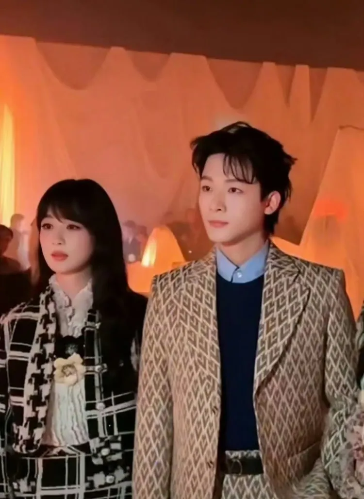 楊紫（左）、張晚意（右）在VALENTINO秀場合影。翻攝青春劇未央微博