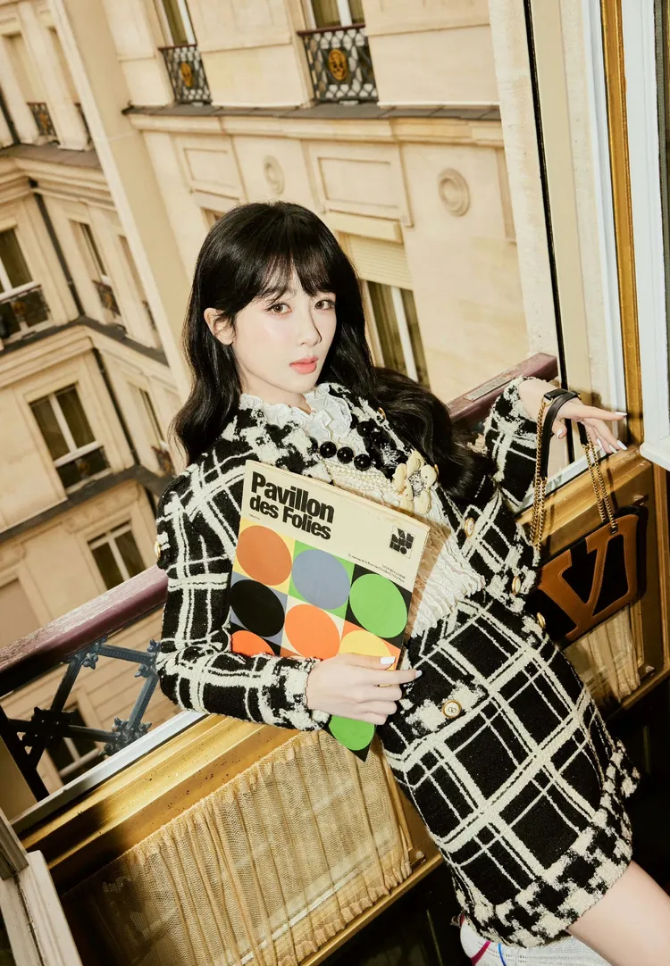 楊紫的整體造型在復古之中又相當華麗。翻攝楊紫工作室微博