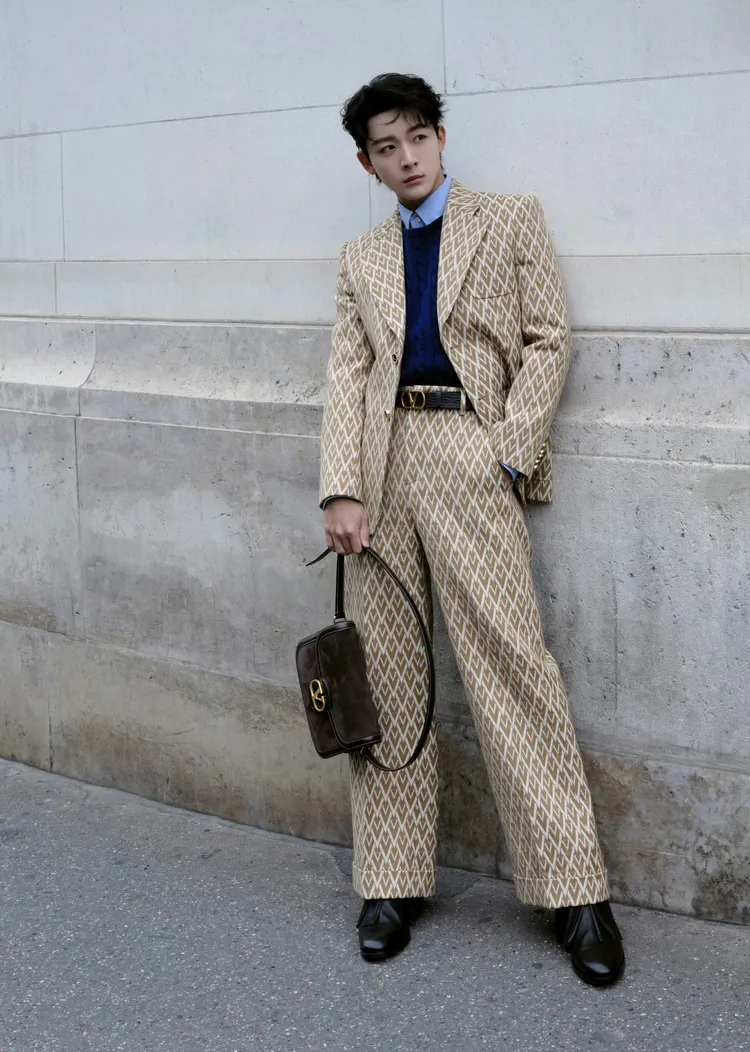 張晚意換上卡其色老花西裝套裝。翻攝張晚意工作室微博