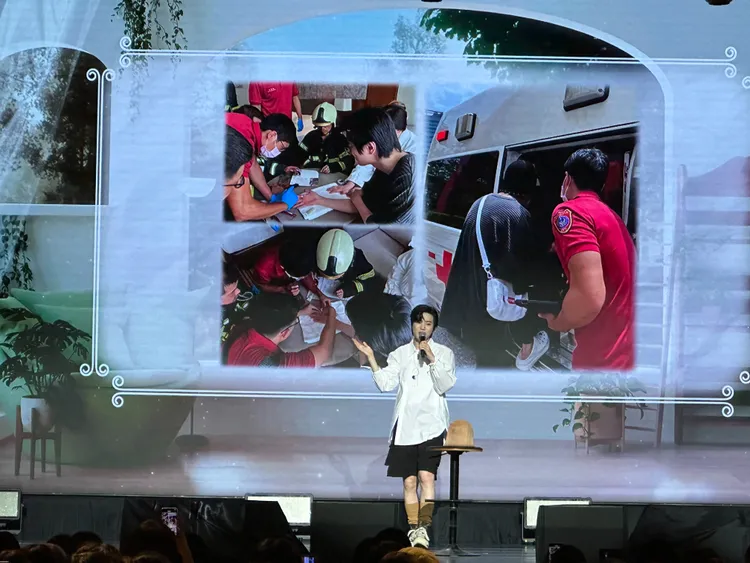 李成種分享來台因為戒指卡在右手指拔不下來求救，成為首位坐上台灣救護車的韓國藝人。讀者提供