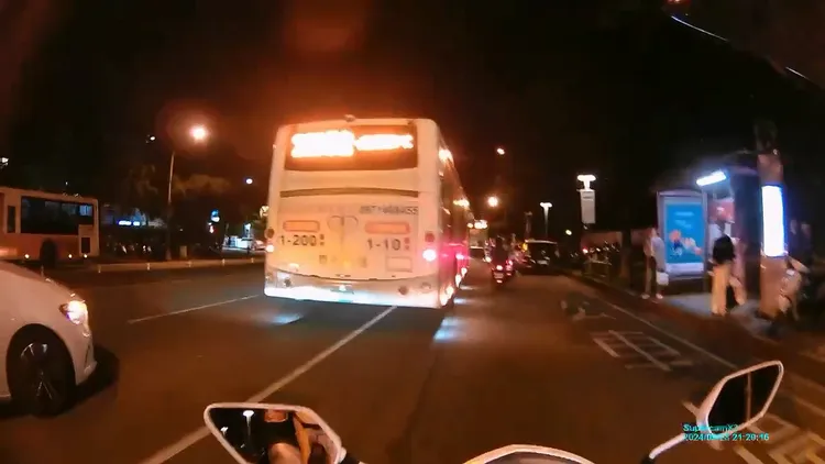 公車跨雙車道行駛，被警方攔下開單。民眾提供