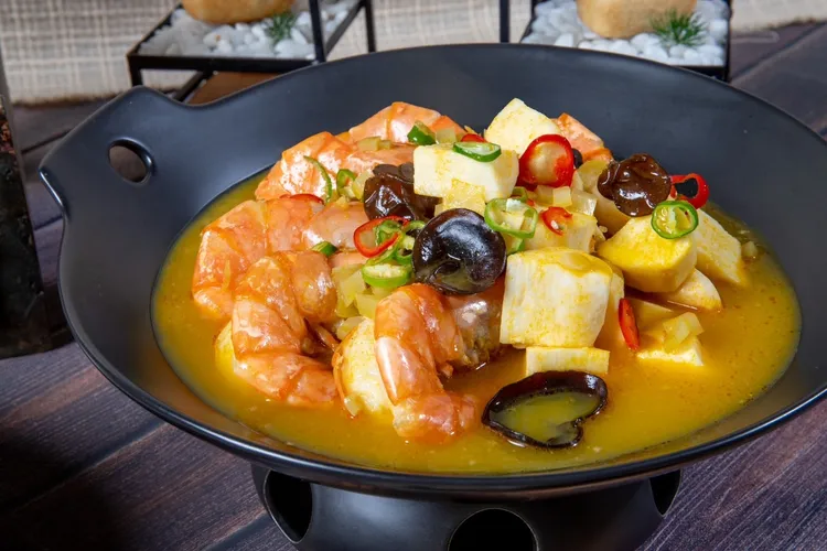 主廚首推酸香濃滑的「金酸鮮蝦山藥煲」，將黃燈籠辣椒加入精心熬煮的高湯中，以鮮甜海味提襯出山藥的淡雅香氣，讓人回味無窮。業者提供