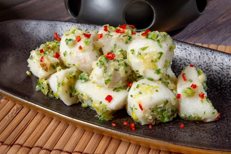 開胃爽口的「香蔥藤椒山藥」，主廚將三星蔥爆炒過後融合藤椒油，將其完整的包裹在山藥上面，香麻帶勁、口齒留香。業者提供