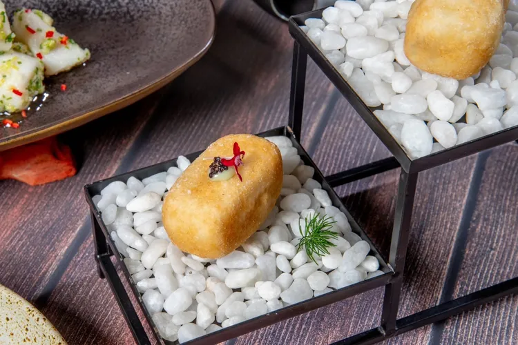 讓饕客耳目一新的「軟炸山藥小金磚」，將山藥蒸熟過篩製成吸睛的小金磚模樣，外皮酥脆帶有金黃色澤，鹹香帶甜交織出恰到好處的微妙滋味。業者提供