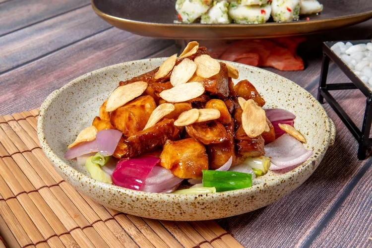 蒜香濃郁的「山藥肥腸金蒜燒」，將蒜頭以及山藥酥炸後，加入主廚秘製特調醬燒至收汁，濃郁蒜香中保有山藥的清甜滋味，讓人意猶未盡。業者提供