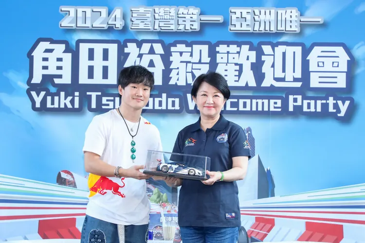 賽車手角田裕毅致贈親筆簽名賽車模型給盧秀燕。市府提供