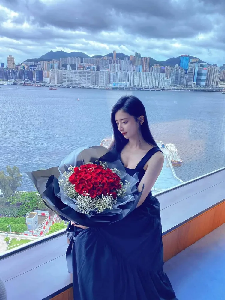 謝翔雅手捧玫瑰花束宣布喜訊。光意娛樂提供