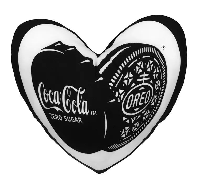 「可口可樂」 餅乾愛心抱枕。業者提供