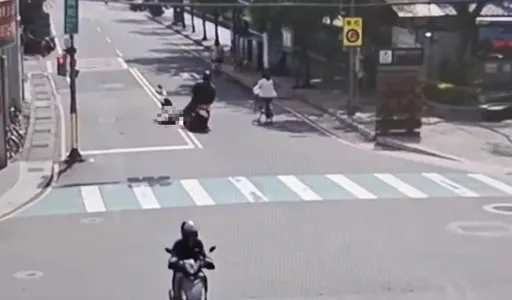 新北71歲翁無視紅燈號誌　切西瓜穿馬路遭騎士直接撞上