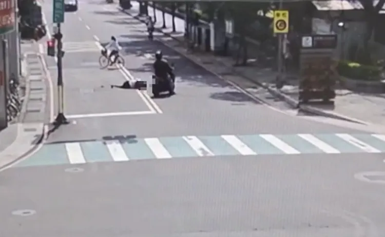 陳男遭撞倒地。警方提供