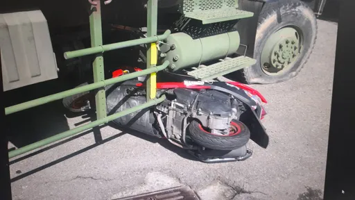 台中軍用卡車右轉撞機車釀1傷 22歲阿兵哥疑未讓直行車肇禍