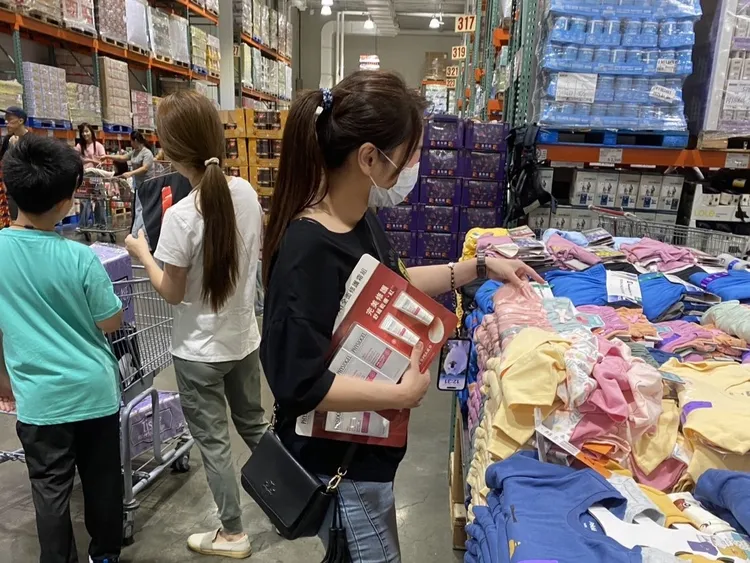 賣場裡隨處可見手上抱著商品的民眾
