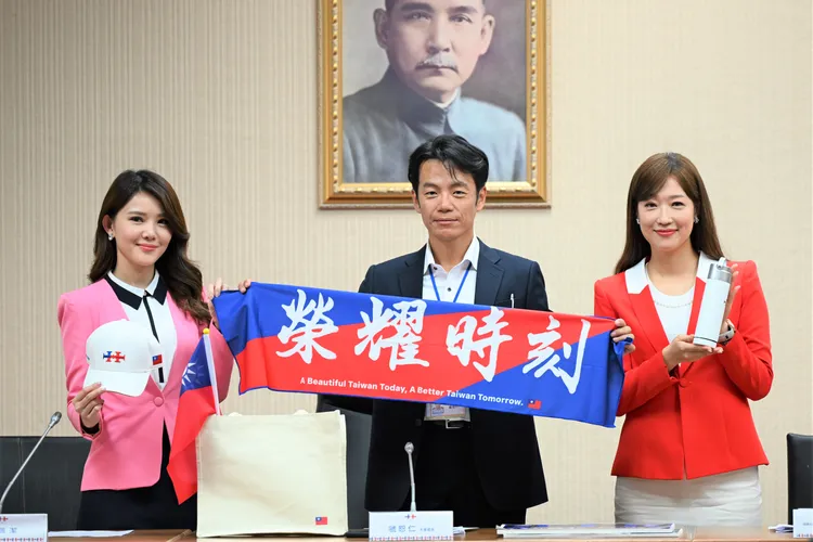 慶籌會大會處長虢恕仁與國慶大會主持人鄔凱雯、林佩潔今天共同主持開箱記者會。