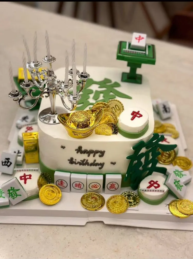 徐乃麟的生日蛋糕是他最愛的麻將造型。翻攝徐乃麟臉書